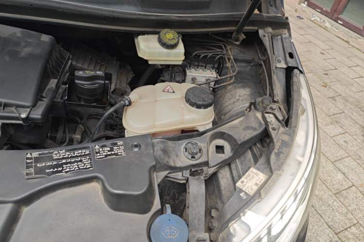 Used Mercedes-Benz V-Class  Engine Bay Left