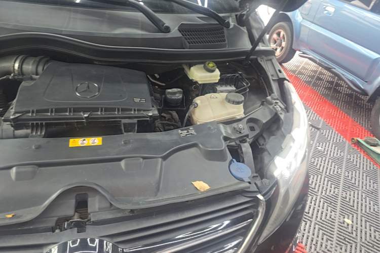 Used Mercedes-Benz V-Class  Engine Bay Left