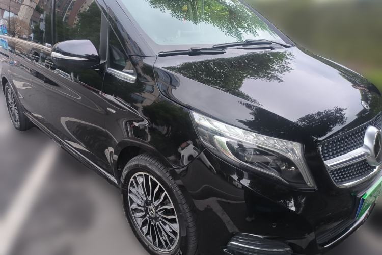 Used Mercedes-Benz V-Class  Front Right 45 Deg