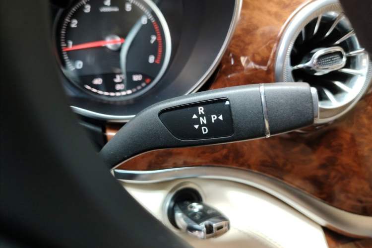 Used Mercedes-Benz V-Class 2019 V250 2.0T Standard Extended Middle East Gear Lever