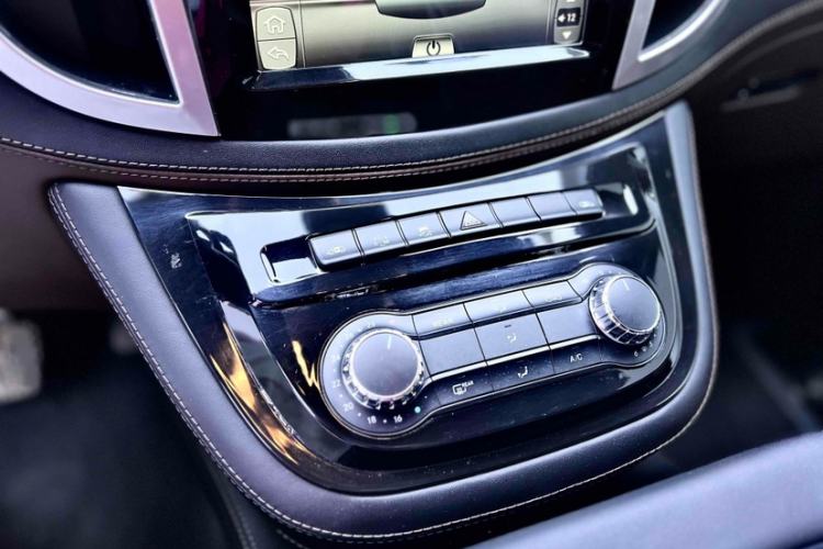 Used Mercedes-Benz V-Class  Interior 10