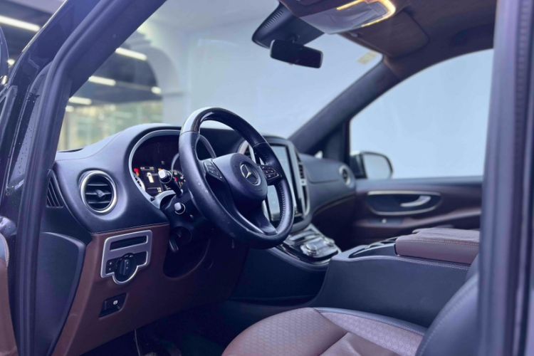 Used Mercedes-Benz V-Class  Interior 12