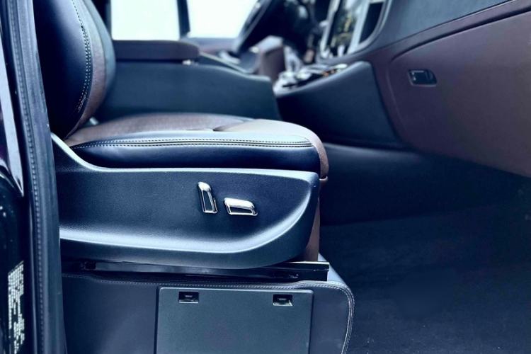 Used Mercedes-Benz V-Class  Interior 4