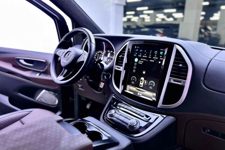 Used Mercedes-Benz V-Class  Interior 8