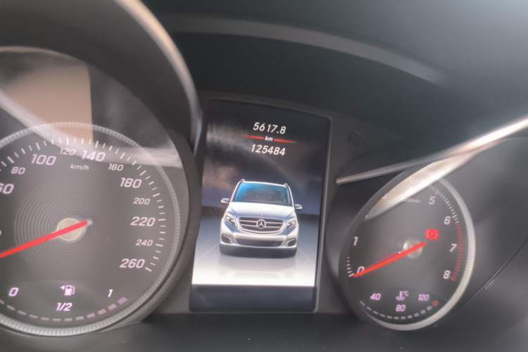 Used Mercedes-Benz V-Class  Odometer Close Up