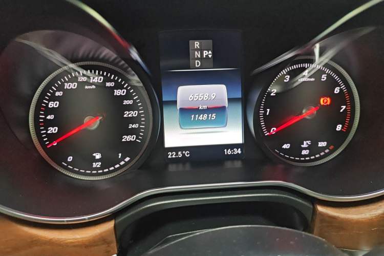 Used Mercedes-Benz V-Class  Odometer Close Up