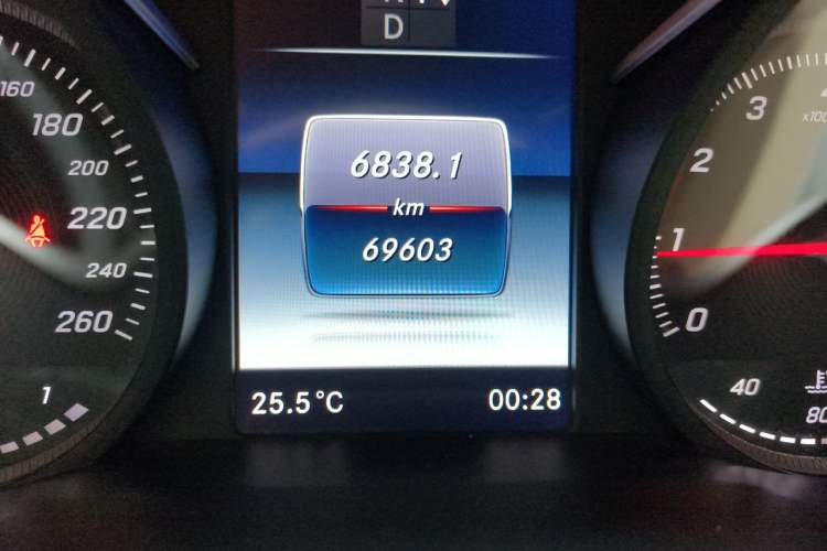 Used Mercedes-Benz V-Class 2019 V250 2.0T Standard Extended Middle East Odometer Close Up
