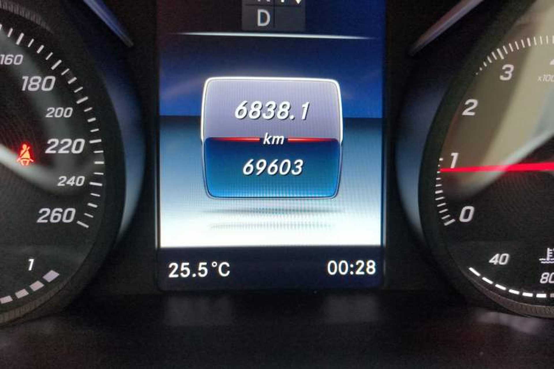 Used Mercedes-Benz V-Class 2019 V250 2.0T Standard Extended Middle East Odometer Close Up