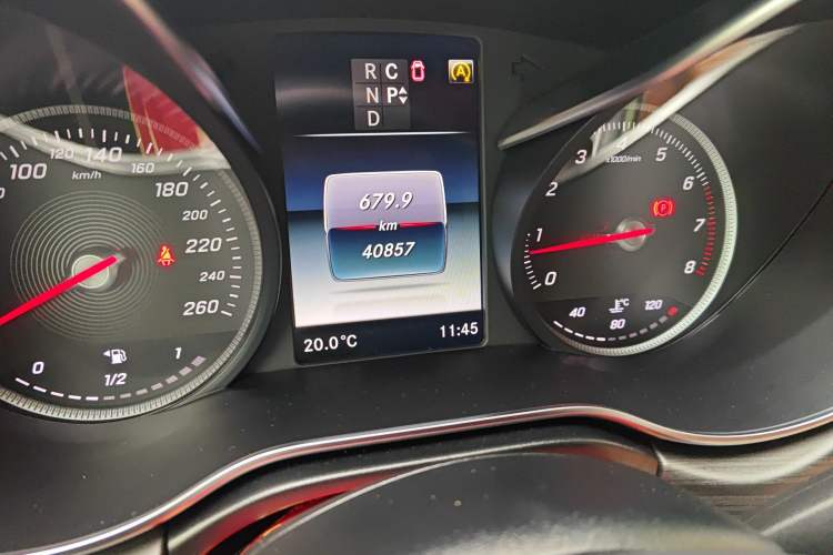 Used Mercedes-Benz V-Class  Odometer Close Up