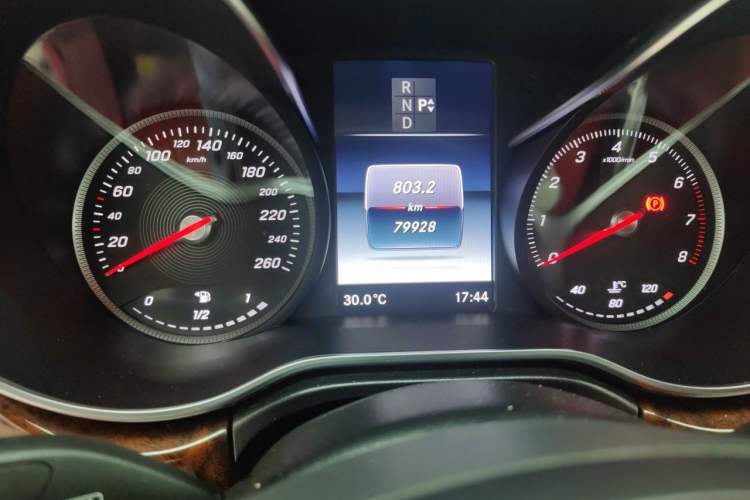 Used Mercedes-Benz V-Class 2019 V250 2.0T Standard Extended Middle East Odometer Close Up