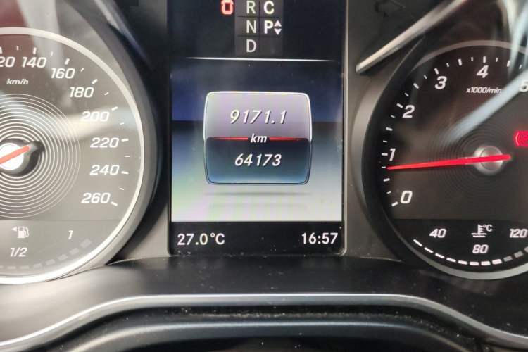 Used Mercedes-Benz V-Class  Odometer Close Up
