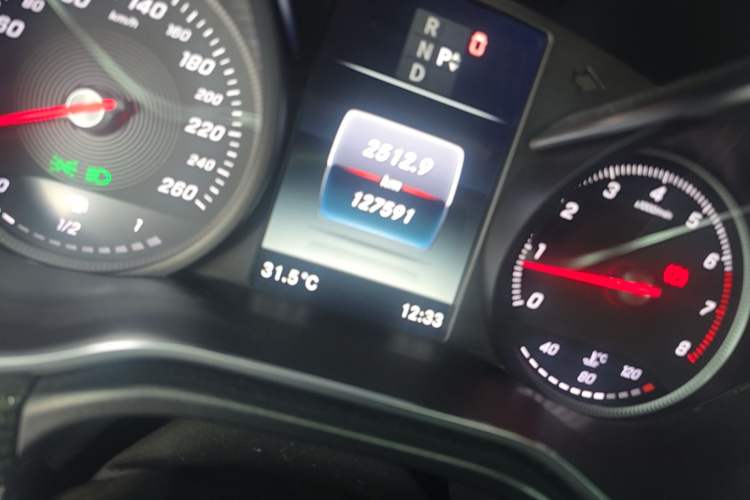 Used Mercedes-Benz V-Class  Odometer Close Up