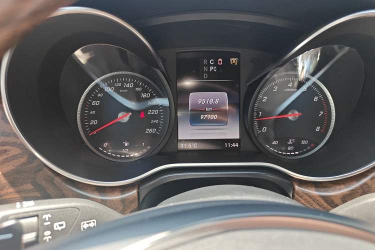 Used Mercedes-Benz V-Class  Odometer Close Up