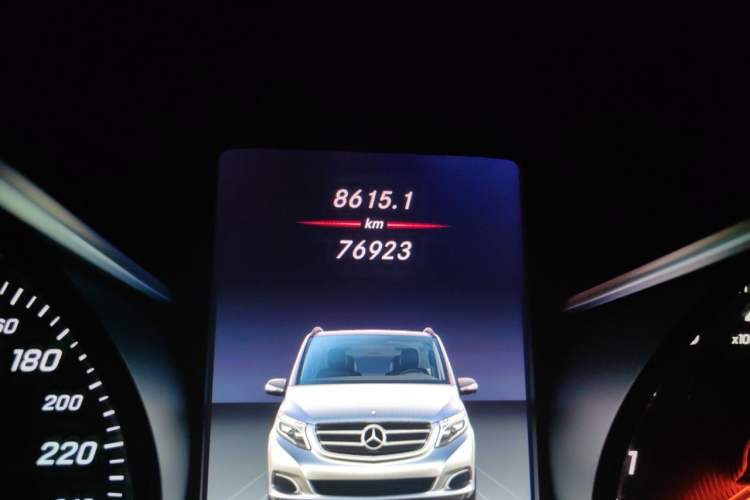 Used Mercedes-Benz V-Class  Odometer Close Up
