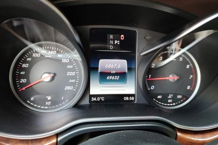 Used Mercedes-Benz V-Class 2019 V250 2.0T Standard Extended Middle East Odometer Close Up