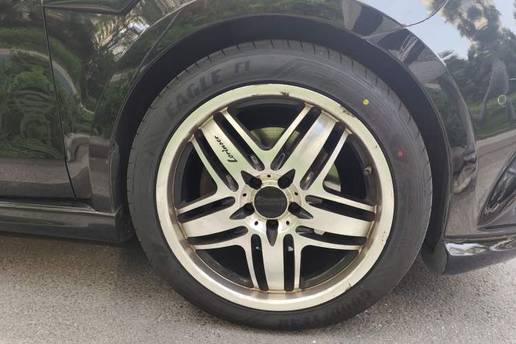 Used Mercedes-Benz V-Class  Right Front Wheel Hub