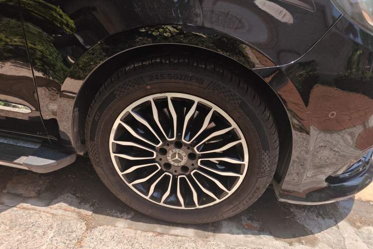 Used Mercedes-Benz V-Class  Right Front Wheel Hub
