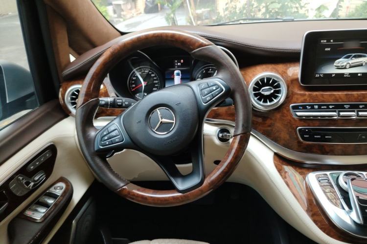 Used Mercedes-Benz V-Class 2019 V250 2.0T Standard Extended Middle East Steering Wheel