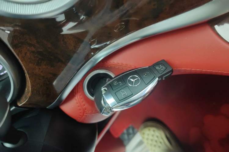 Used Mercedes-Benz V-Class 2019 V250 2.0T Standard Extended Middle East Vehicle Key