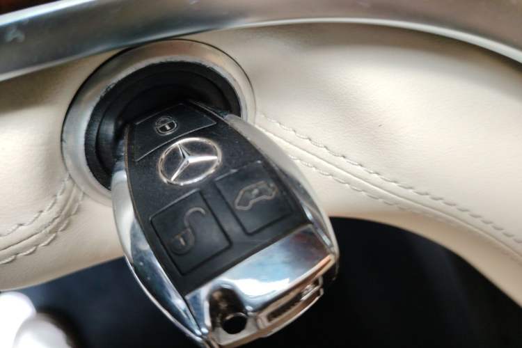 Used Mercedes-Benz V-Class 2019 V250 2.0T Standard Extended Middle East Vehicle Key