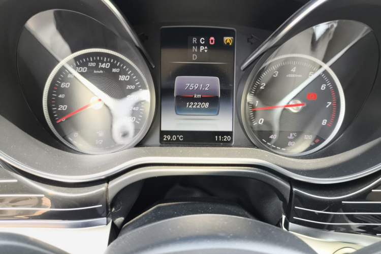 Used Mercedes-Benz V-Class  Odometer Close Up