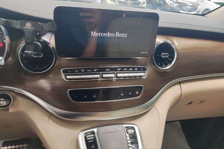 Used Mercedes-Benz V-Class 2020 V 260 Prestige Edition Audio And AC Panel