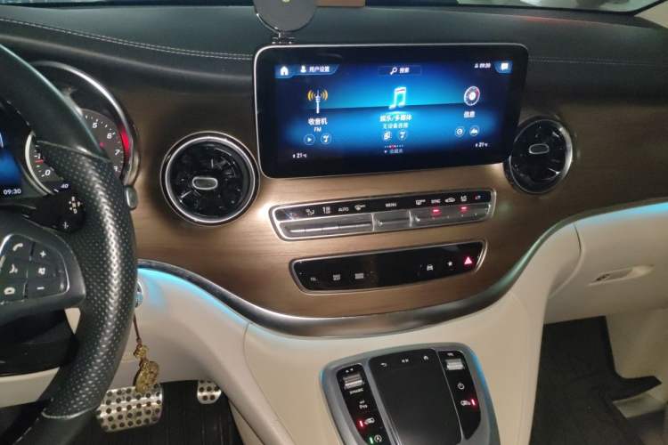 Used Mercedes-Benz V-Class 2020 V 260 Prestige Edition Audio And AC Panel