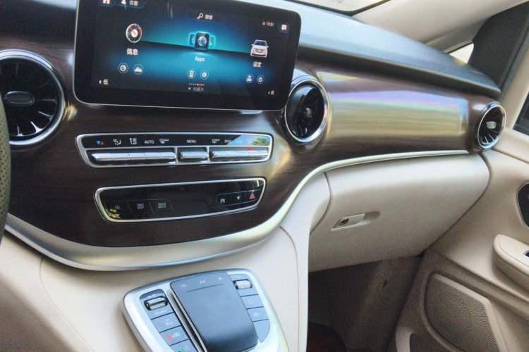 Used Mercedes-Benz V-Class 2020 V 260 Avantgarde Edition Audio And AC Panel