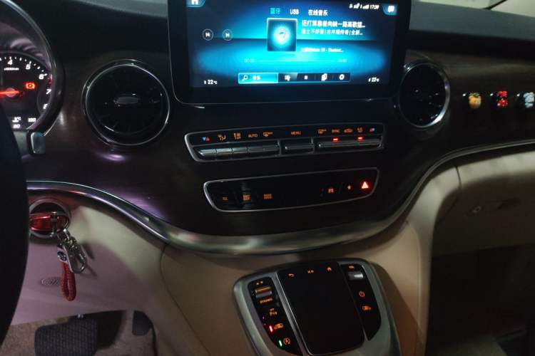 Used Mercedes-Benz V-Class 2020 V 260 Avantgarde Edition Audio And AC Panel