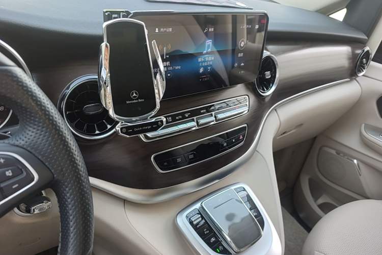 Used Mercedes-Benz V-Class 2020 V 260 Avantgarde Edition Audio And AC Panel