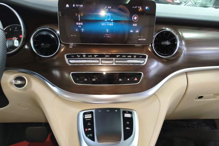 Used Mercedes-Benz V-Class 2020 V 260 Avantgarde Edition Audio And AC Panel