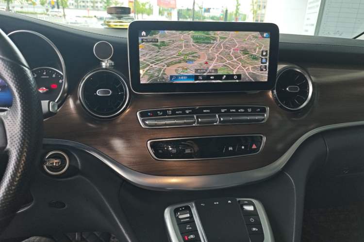 Used Mercedes-Benz V-Class 2020 V 260 Prestige Edition Audio And AC Panel