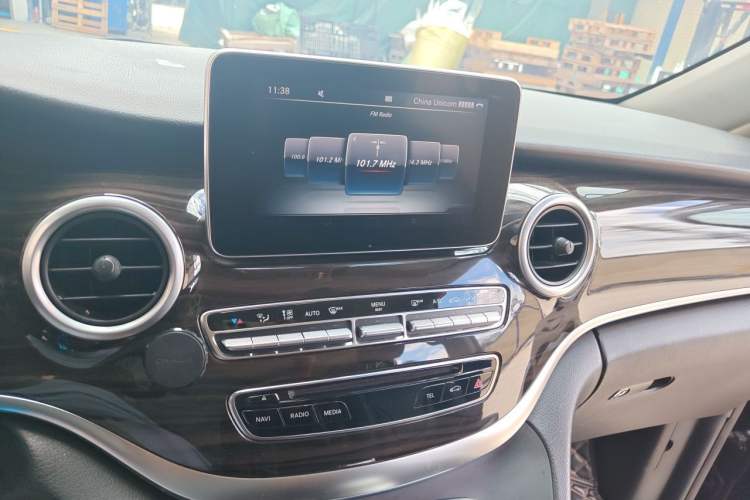 Used Mercedes-Benz V-Class 2020 V 260 Avantgarde Edition Audio And AC Panel