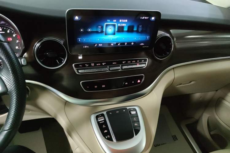 Used Mercedes-Benz V-Class 2020 V 260 Avantgarde Edition Audio And AC Panel