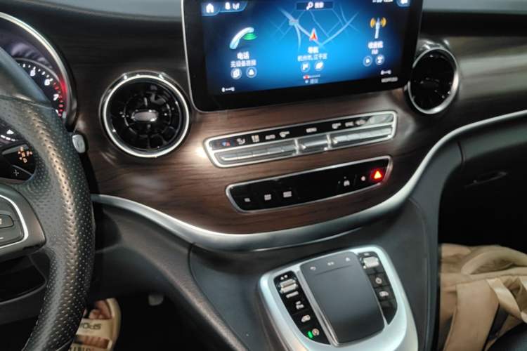 Used Mercedes-Benz V-Class 2020 V 260 Avantgarde Edition Audio And AC Panel