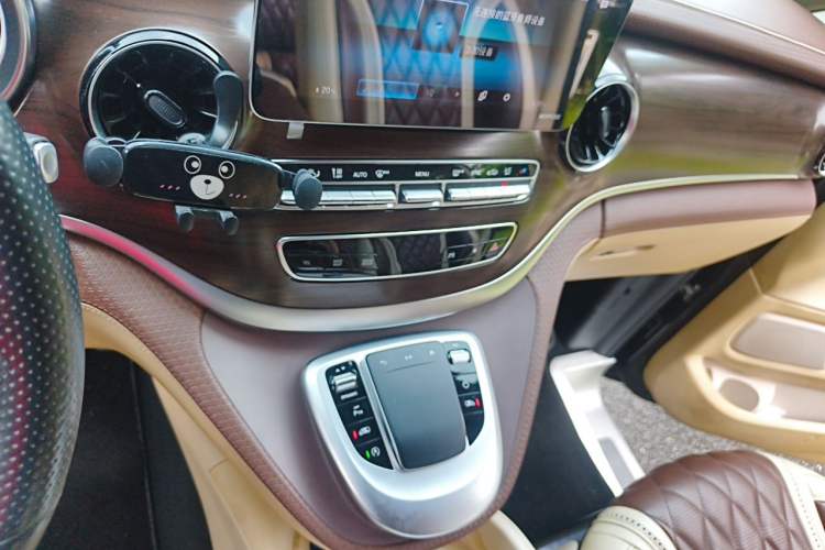 Used Mercedes-Benz V-Class 2020 V 260 Avantgarde Edition Audio And AC Panel