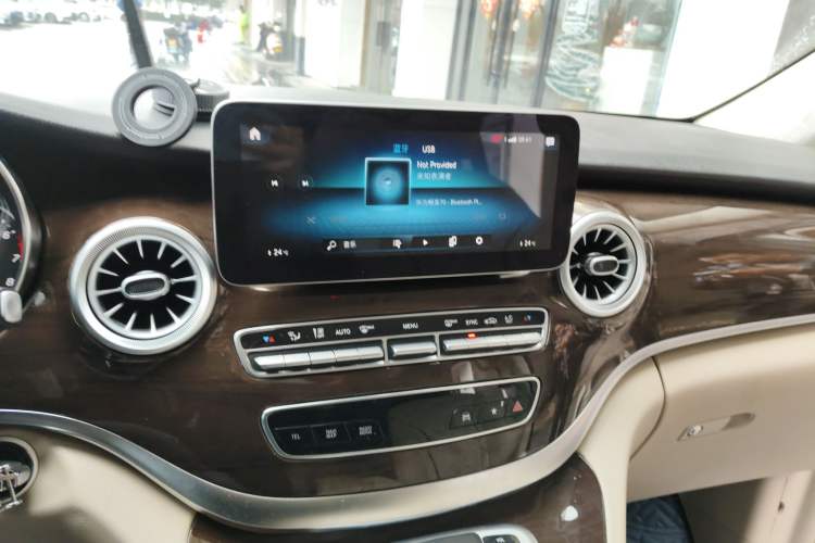 Used Mercedes-Benz V-Class 2020 V 260 Avantgarde Edition Audio And AC Panel