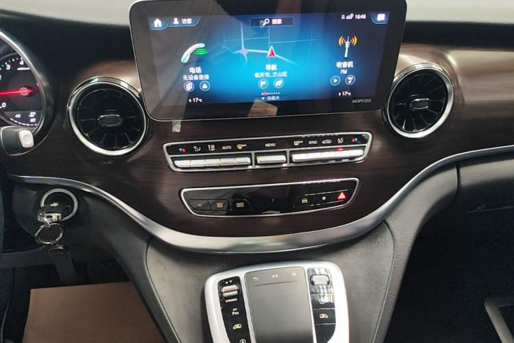 Used Mercedes-Benz V-Class 2020 V 260 Avantgarde Edition Audio And AC Panel