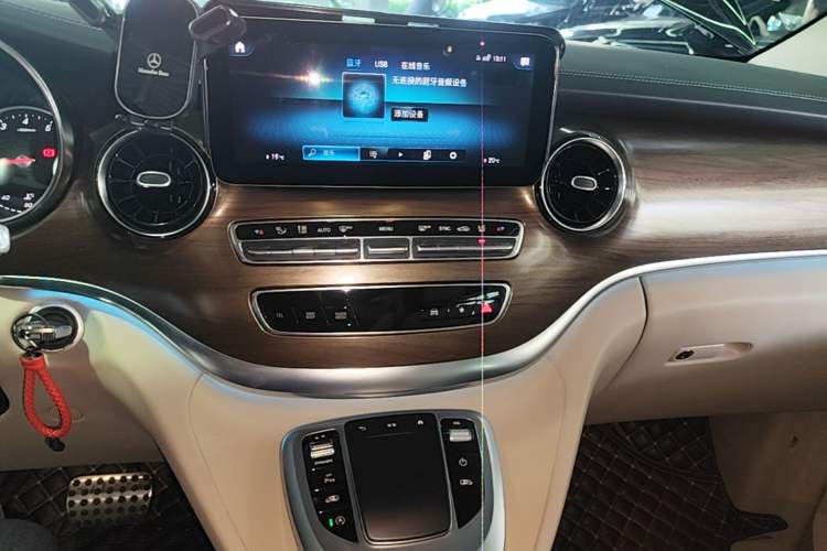 Used Mercedes-Benz V-Class 2020 V 260 Prestige Edition Audio And AC Panel