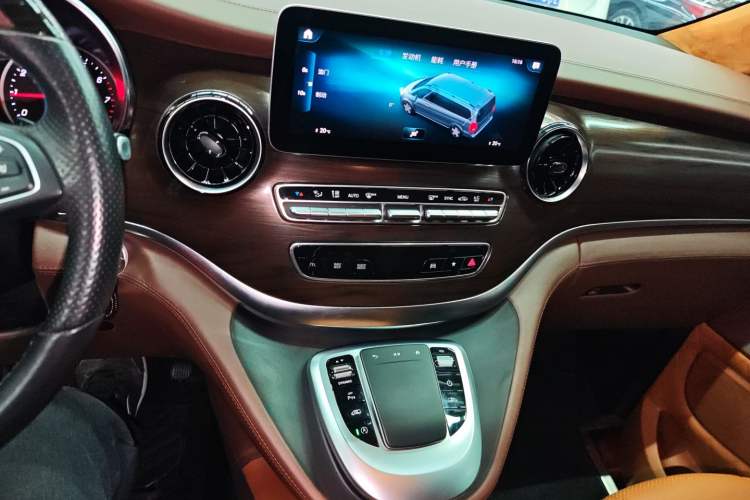 Used Mercedes-Benz V-Class 2020 V 260 Avantgarde Edition Audio And AC Panel