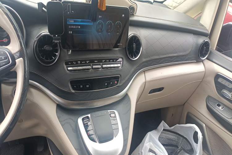 Used Mercedes-Benz V-Class 2020 V 260 Avantgarde Edition Audio And AC Panel