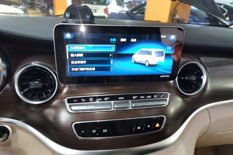 Used Mercedes-Benz V-Class 2020 V 260 Avantgarde Edition Audio And AC Panel