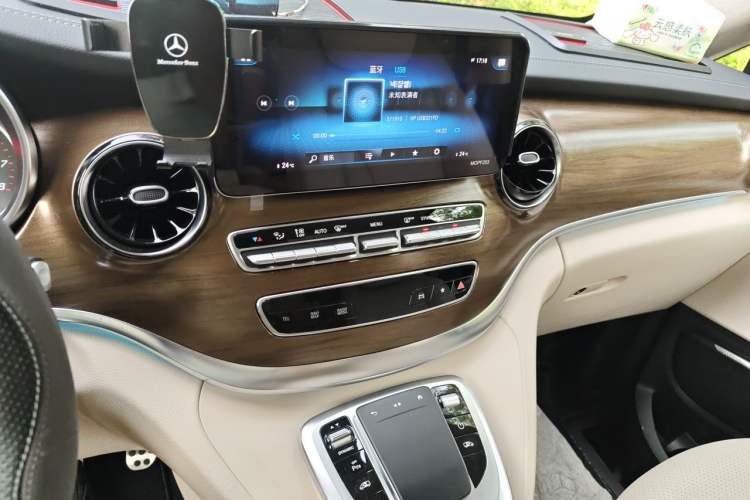 Used Mercedes-Benz V-Class 2020 V 260 Prestige Edition Audio And AC Panel