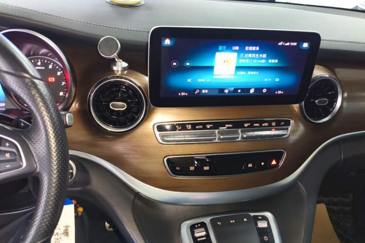 Used Mercedes-Benz V-Class 2020 V 260 Prestige Edition Audio And AC Panel