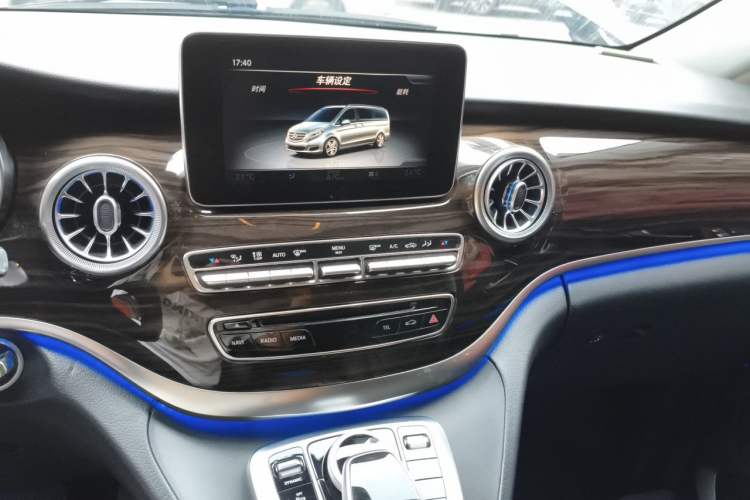 Used Mercedes-Benz V-Class 2020 V 260 Avantgarde Edition Audio And AC Panel