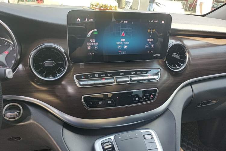Used Mercedes-Benz V-Class 2020 V 260 Avantgarde Edition Audio And AC Panel