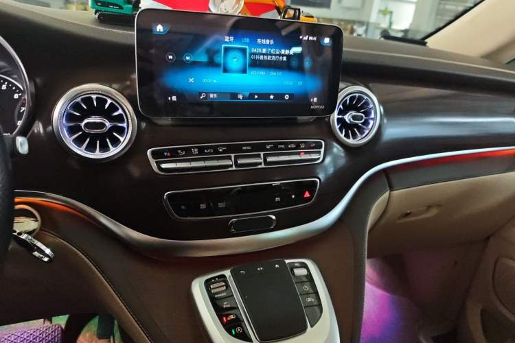 Used Mercedes-Benz V-Class 2020 V 260 Avantgarde Edition Audio And AC Panel
