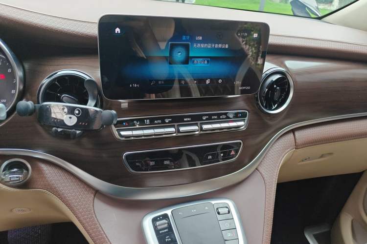 Used Mercedes-Benz V-Class 2020 V 260 Prestige Edition Audio And AC Panel