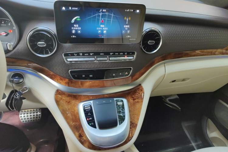 Used Mercedes-Benz V-Class 2020 V 260 L Long-wheelbase Luxury Edition Audio And AC Panel