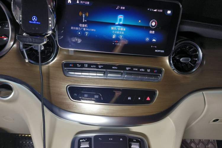 Used Mercedes-Benz V-Class 2020 V 260 Prestige Edition Audio And AC Panel